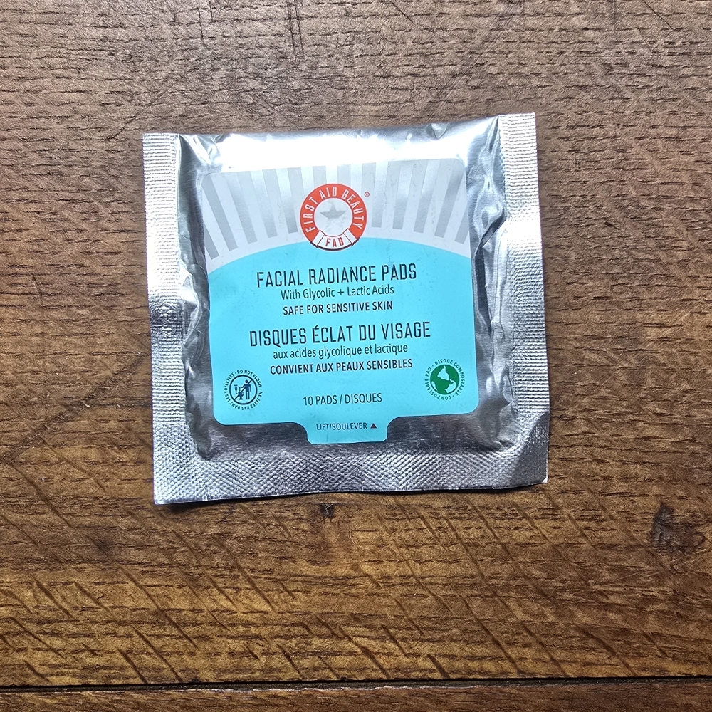 First Aid Beauty Facial Radiance Pads - Teal and Silver